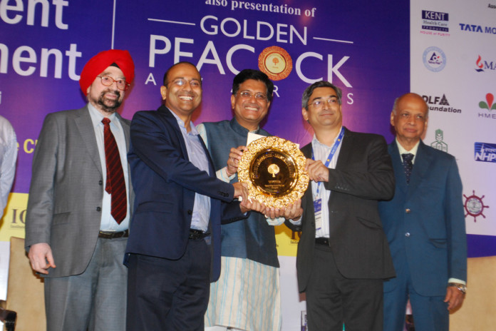 Shri Piyush Goyal presenting Golden Peacock award to Tetra Pak